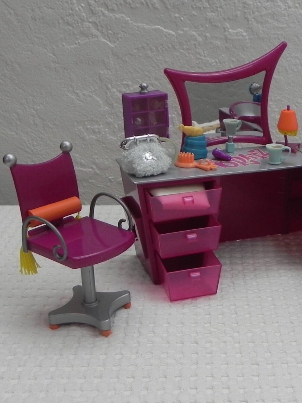 Vintage Bratz Stylin' Salon Spa Studio Playset w/ Accessories